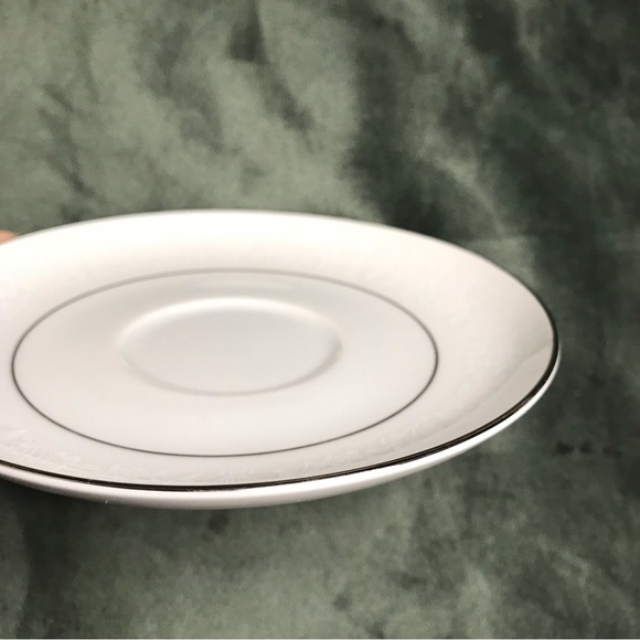 Set of 4 Crown Victoria Lovelace Tea Coffee Cups and Saucers - Picture 9 of 16